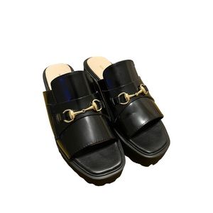 ‘All Black’ Link Flatform Sandal